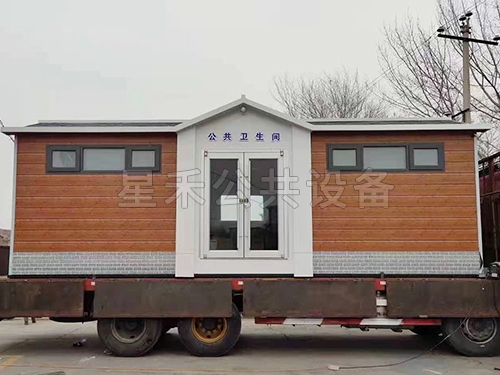 城市路边金属雕花卫生间